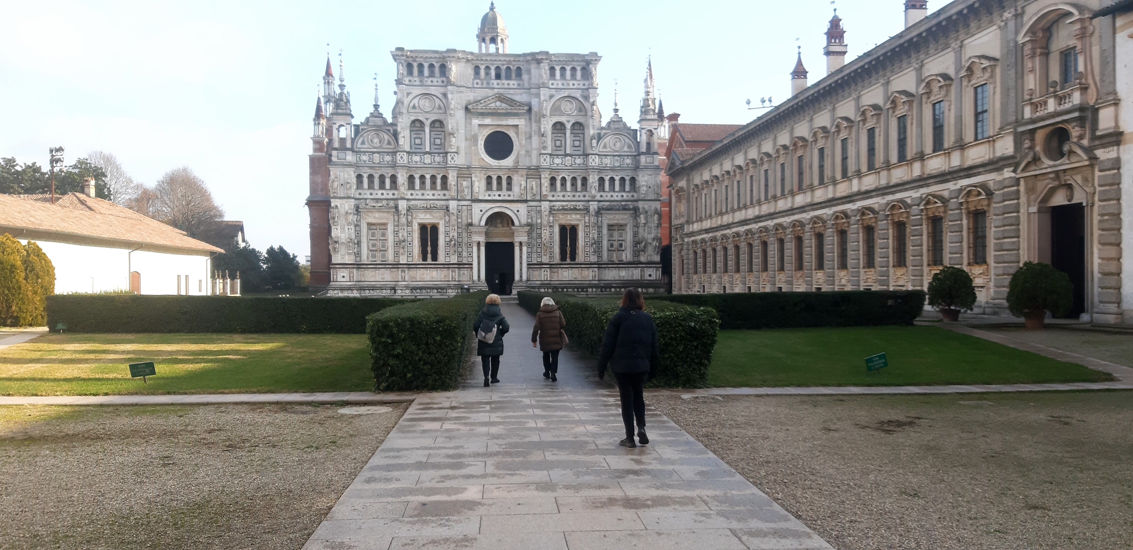 02_La Certosa sullo sfondo.Museo sulla destra_1